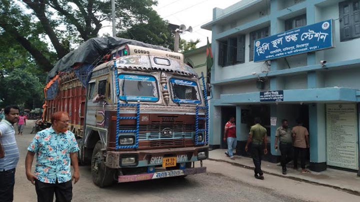 নয় মাস পর হিলি দিয়ে চাল আমদানি শুরু